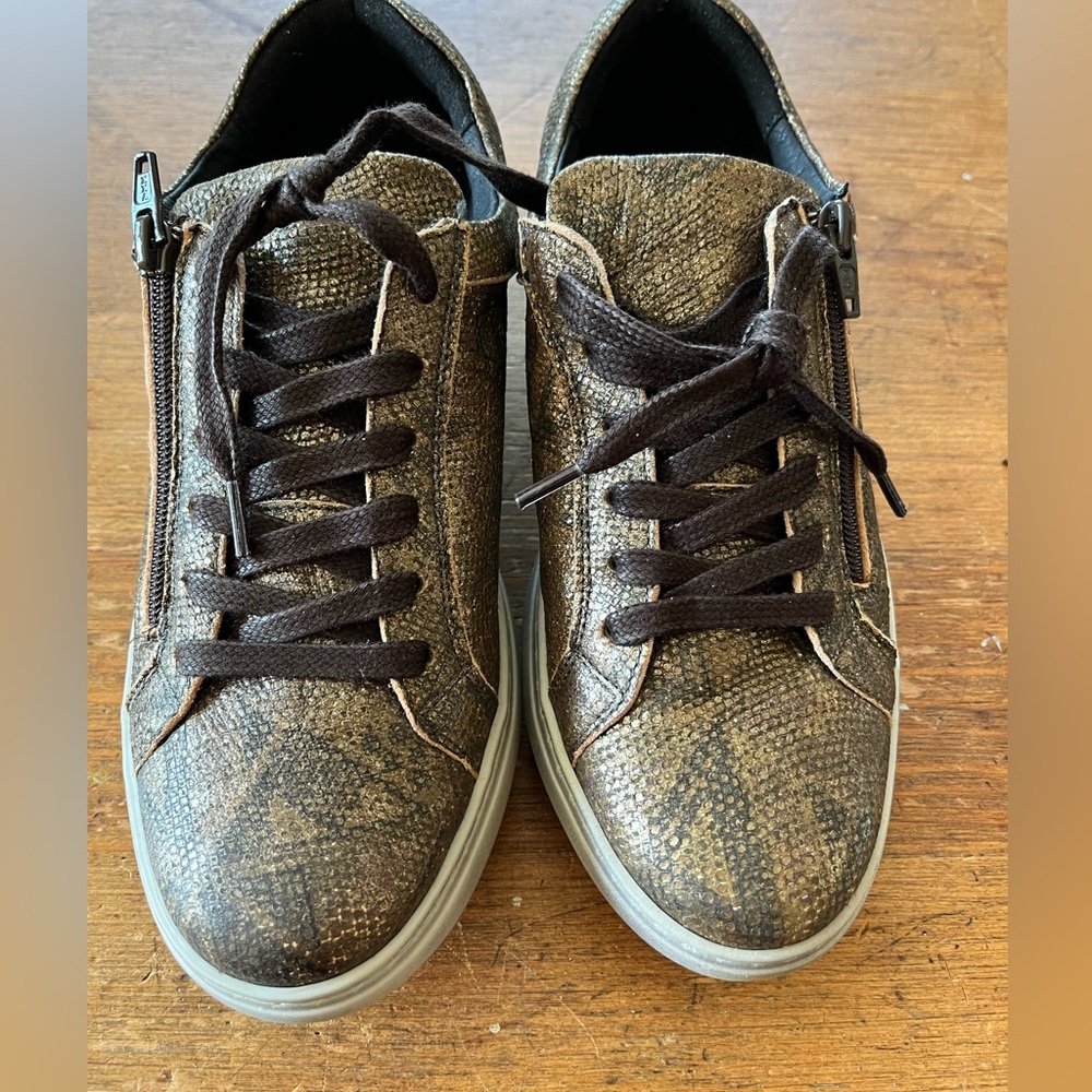Cloud footwear Qantas zip sneaker